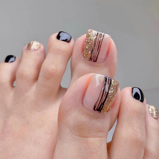 Manicura de uñas con polvo dorado de línea negra a la moda para mujer