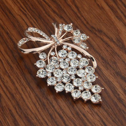 Broche de uva con diamantes para mujer