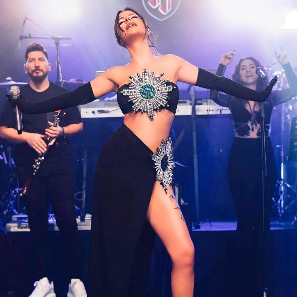 Traje de vendaje con falda de abertura alta y top de tubo con brillantes diamantes de imitación