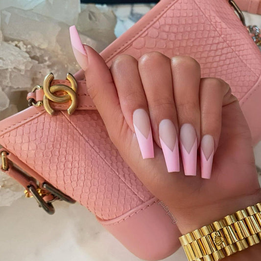 Manicura con uñas postizas terminadas con estilo de ballet