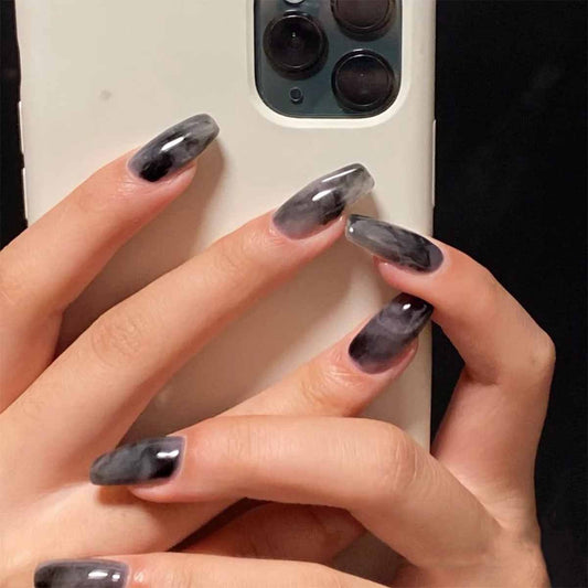 Manicura con estilo oscuro y difuminado