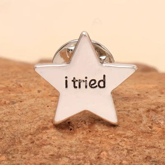 Broche de estrella de cinco puntas con medalla de metal con elemento estrella creativo