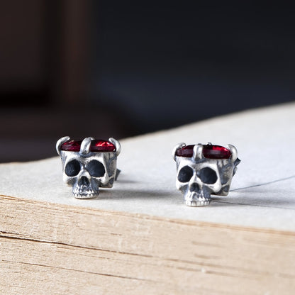 Pendientes pequeños con forma de calavera y diamantes en plata de ley S925