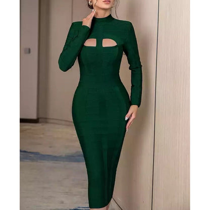 Vestido ajustado con cuello alto y manga larga de color verde oscuro