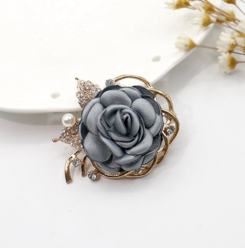 Broche de flores de rosas de tela de moda