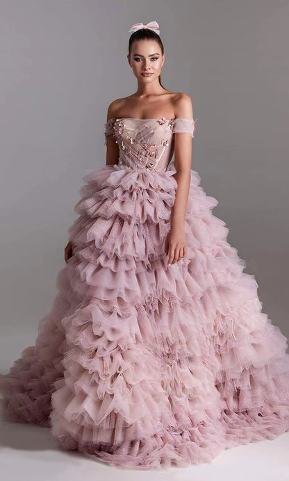 Vestido de novia rosa de una línea con hombros descubiertos y falda de pastel con pedrería y tachuelas de princesa