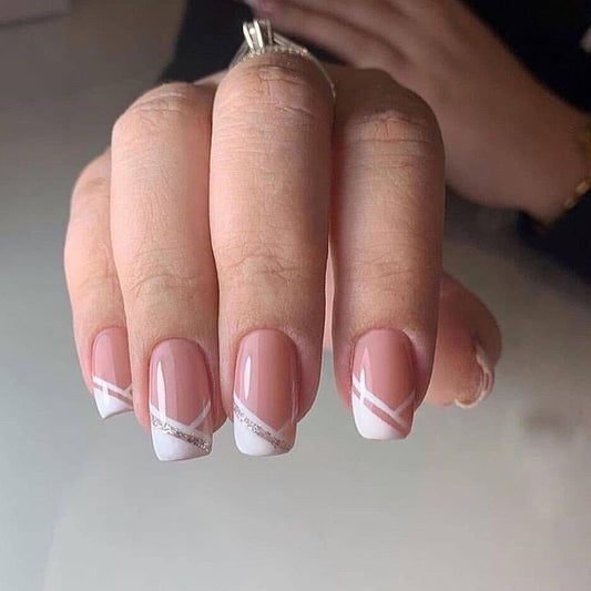 Manicura francesa oblicua sencilla para llevar, uñas postizas terminadas