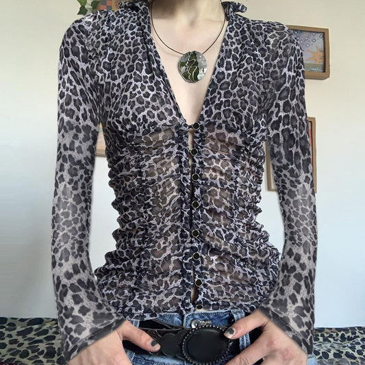 Top con escote en V, estampado de leopardo transparente y calado