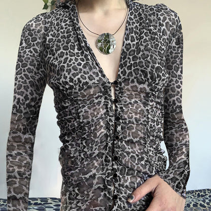 Top con escote en V, estampado de leopardo transparente y calado