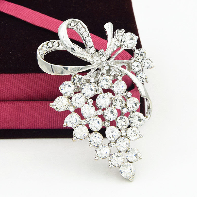 Broche de uva con diamantes para mujer