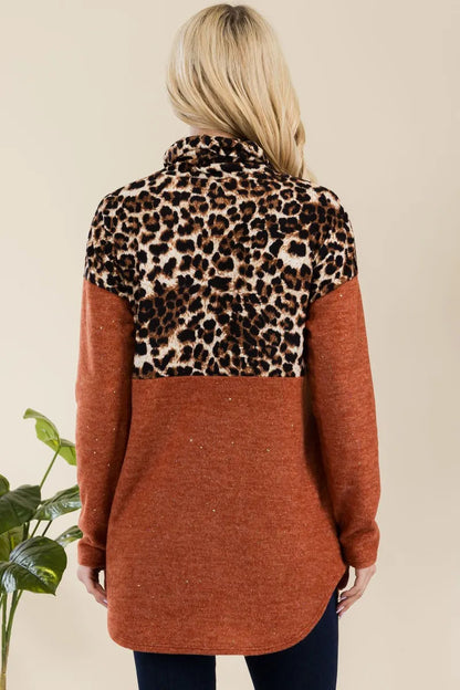 Blusa de manga larga con cuello alto y estampado de leopardo con dobladillo curvo en talla grande Celeste