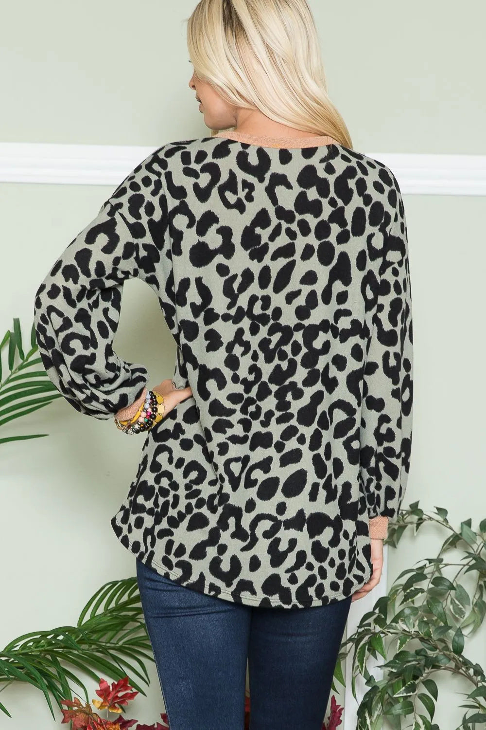 Blusa de manga larga con escote en V y estampado de leopardo de talla grande Celeste