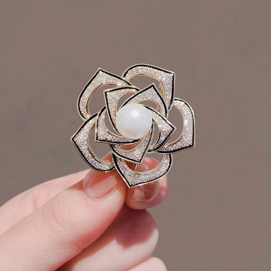 Broche de camelia de estilo clásico de alta calidad con flores huecas de gracia refinada