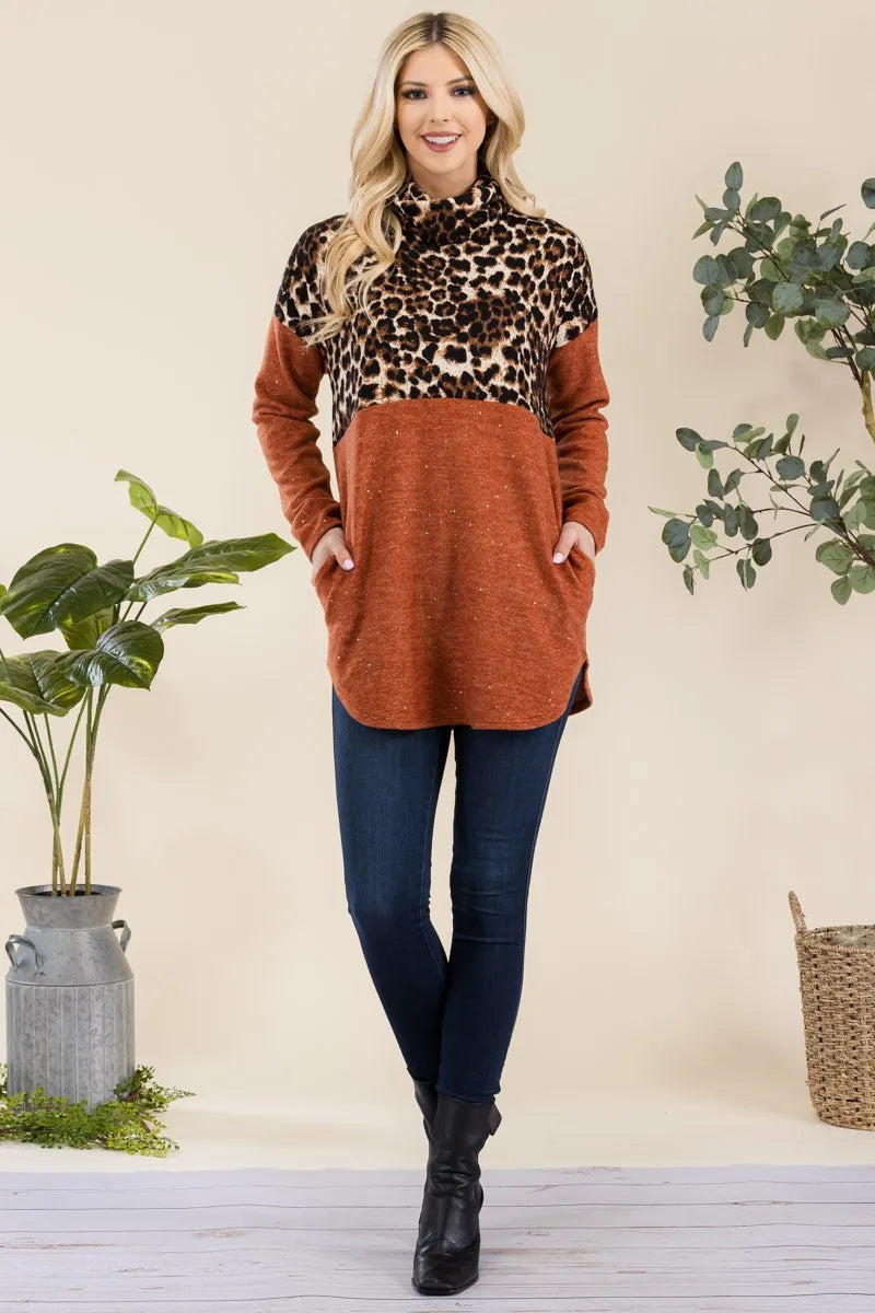 Blusa de manga larga con cuello alto y estampado de leopardo con dobladillo curvo en talla grande Celeste