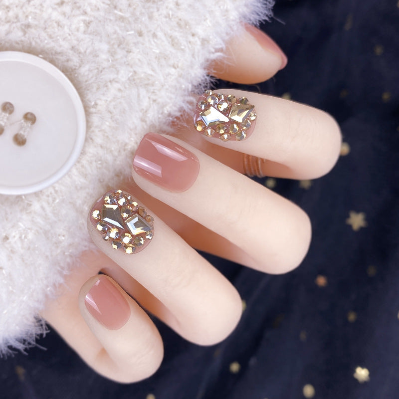 Manicura con parches de diamantes dorados champán y uñas postizas terminadas