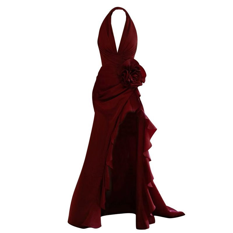 Vestido de novia elegante estilo socialité color rojo vino con escote halter para brindis de boda