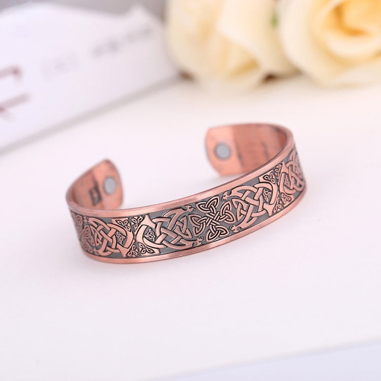 Pulsera abierta con baño de cobre rojo y diseño de flores de dibujos animados para acampar al aire libre y aventuras