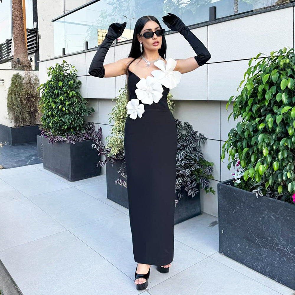 Vestido negro sin espalda con escote en el pecho y flores decorativas exquisitas blancas para mujer