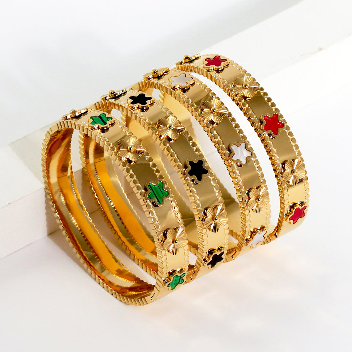 Pulsera ajustable de acero inoxidable bañada en oro de 18 quilates