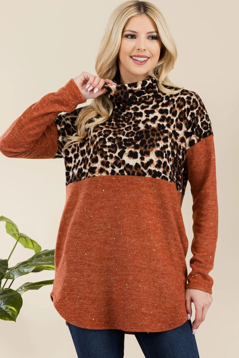 Blusa de manga larga con cuello alto y estampado de leopardo con dobladillo curvo en talla grande Celeste